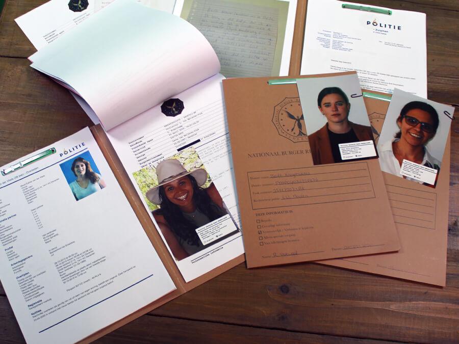 Bewijs en documenten op tafel tijdens onderzoek